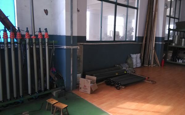 生产升降杆产品的厂房车间一角