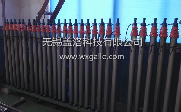 仓库里堆放的升降桅杆,升降杆产品