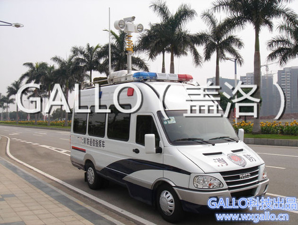 车顶安装照明监控升降杆装置的中型消防通讯指挥车